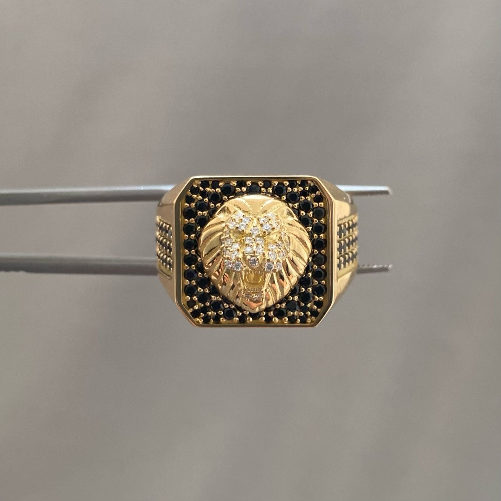 Anillo leon casting negro (POR FABRICACION) Oro amarillo 18k / Talla 9 / 20,0 Gr